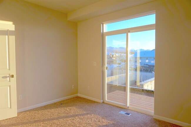 Foto del edificio - Townhouse with Garage Near JBER!