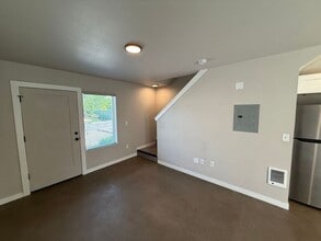 Building Photo - 2901 Waverly Dr SE