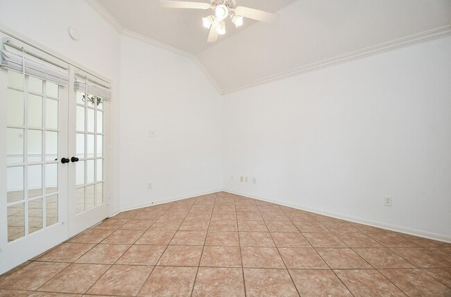 Building Photo - 535 Avery Dr