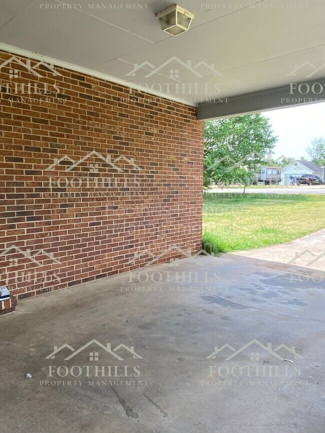 Building Photo - 3 Bedroom Single Family Home off Hwy 28
