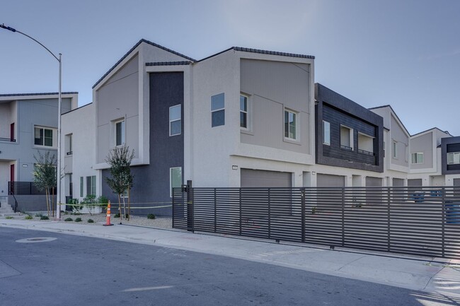 Foto del edificio - 3BEDROOM TOWNHOUSE IN WATER DISTRICT 89015