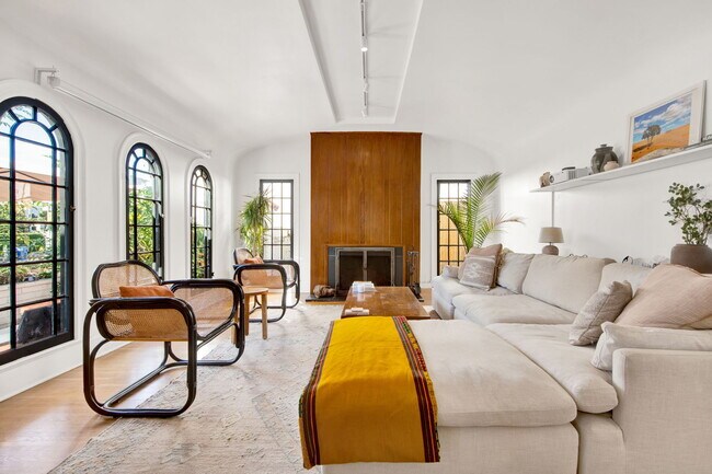 Foto del edificio - 812 S Curson Ave