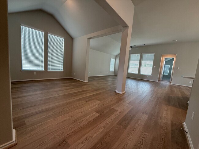 Foto del edificio - 5207 Maple Wood Dr