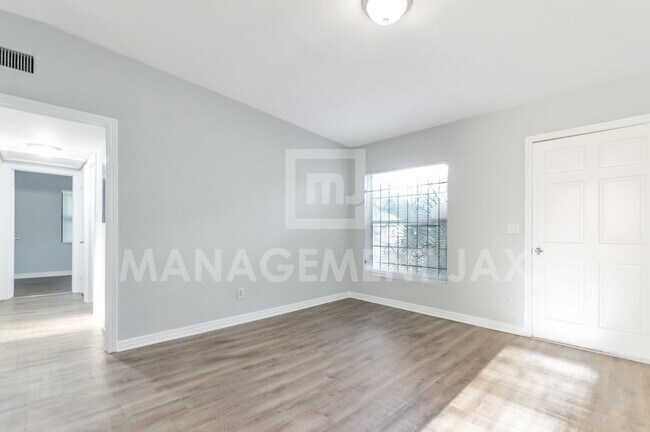 Building Photo - 6109 Strawflower Pl