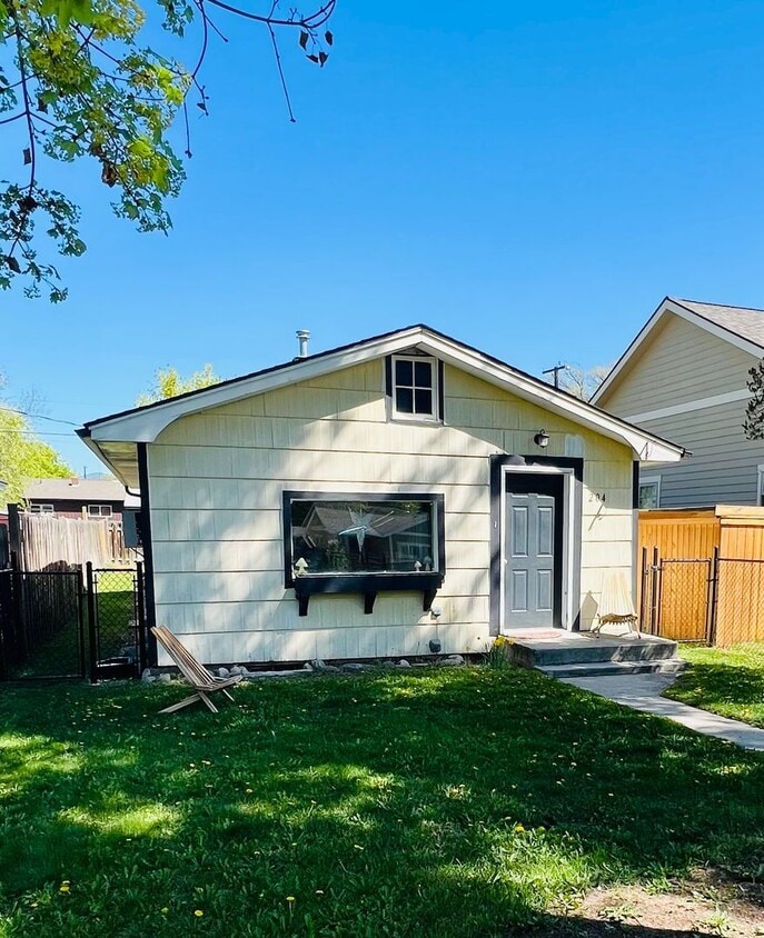 Primary Photo - Beautiful 2-Bedroom Home Near UM with Spac...