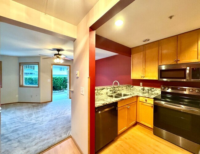 Foto del edificio - In town Kingston, walking distance to the Seattle and Edmonds ferry, main floor condo