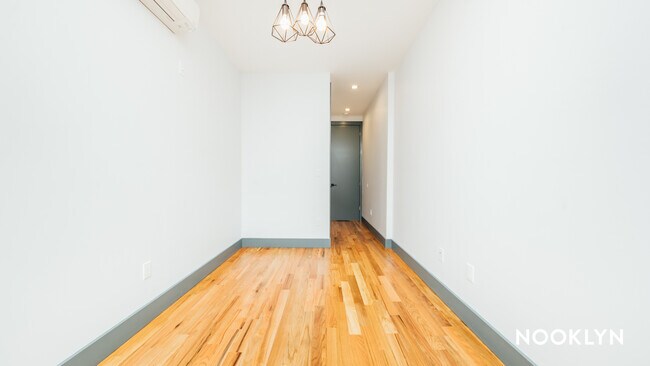 Foto del edificio - 235 Montrose Ave