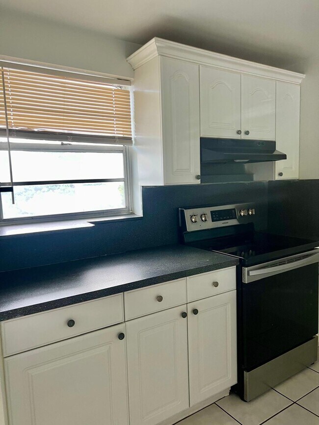 Foto del edificio - 3527 NE 168th St
