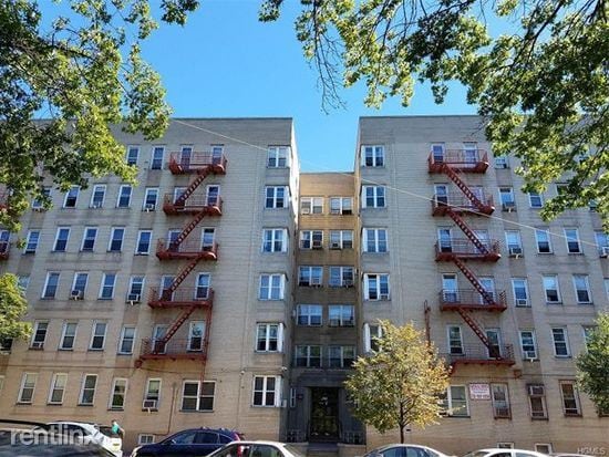 Building Photo - 2104 Bronx Park E