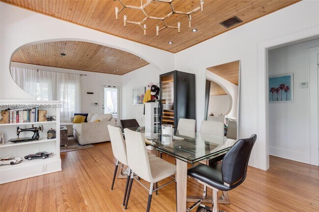 Foto del edificio - 655 NE 120th St