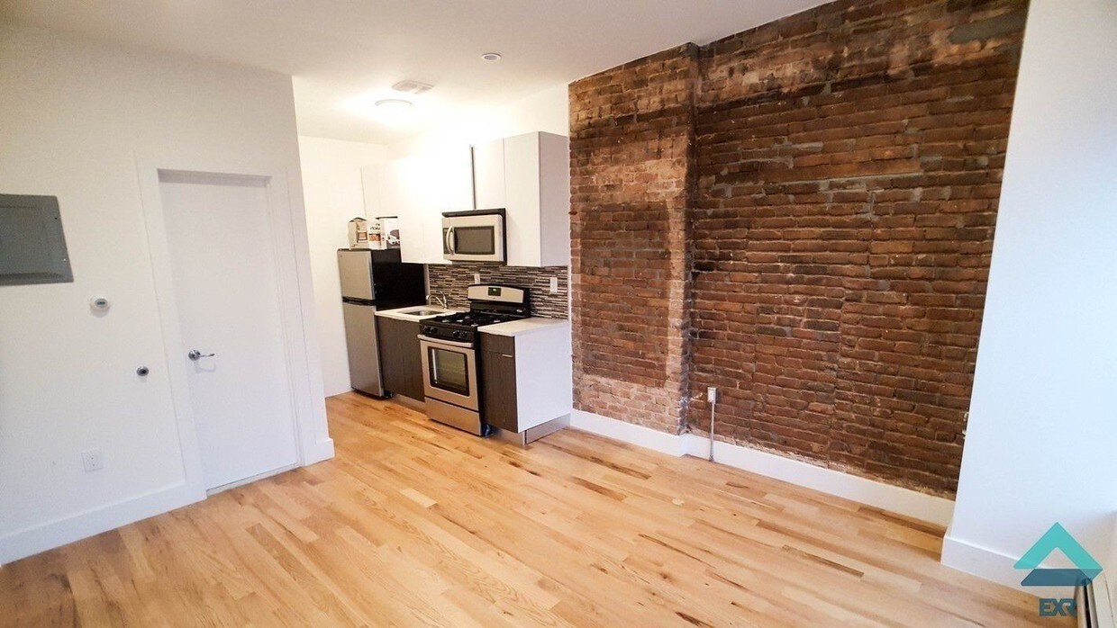 Primary Photo - 825 Putnam Ave