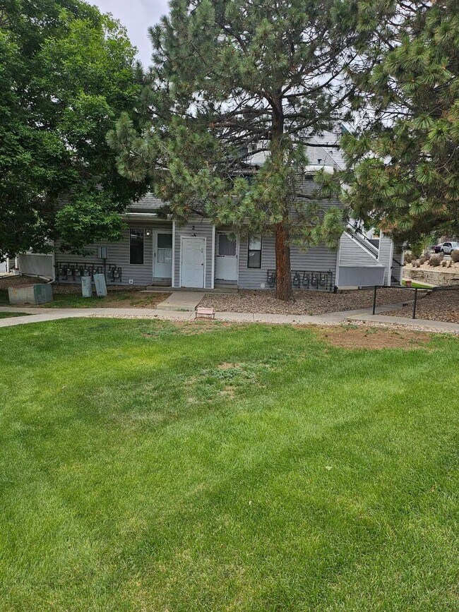 Foto del edificio - AVAILABLE NOW! Ground floor condo, feels l...