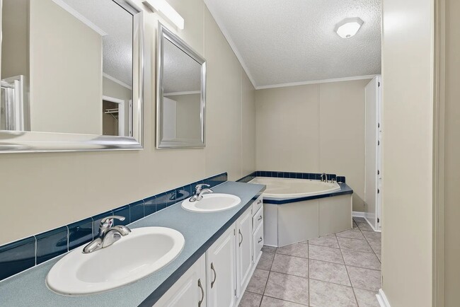 Building Photo - 2430 N Flounder Dr