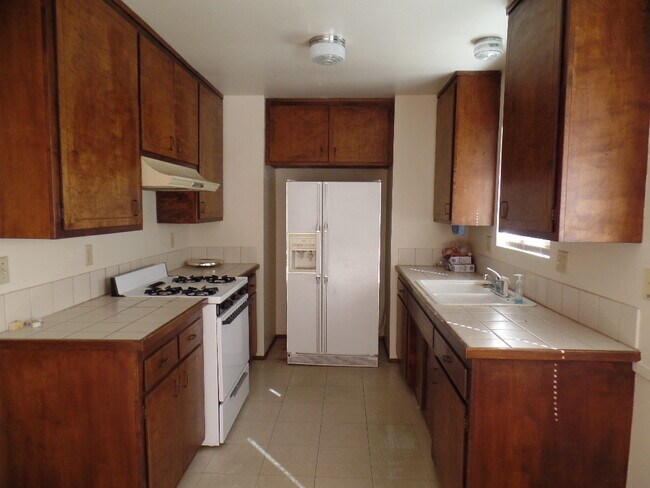 Building Photo - Nice 2 Bedroom Close to Town!