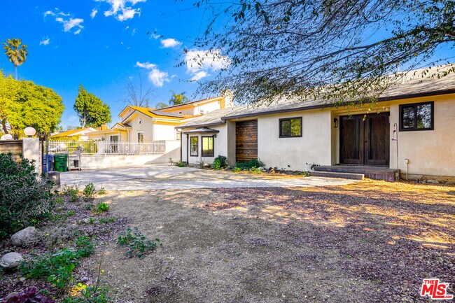 Foto del edificio - 6922 Whitaker Ave