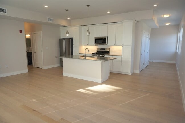 Building Photo - 99 Moody St