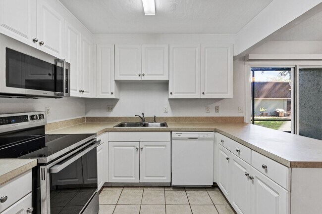 Foto del edificio - Lovely 3 bedroom 2 1/2 bath condo in Crick...