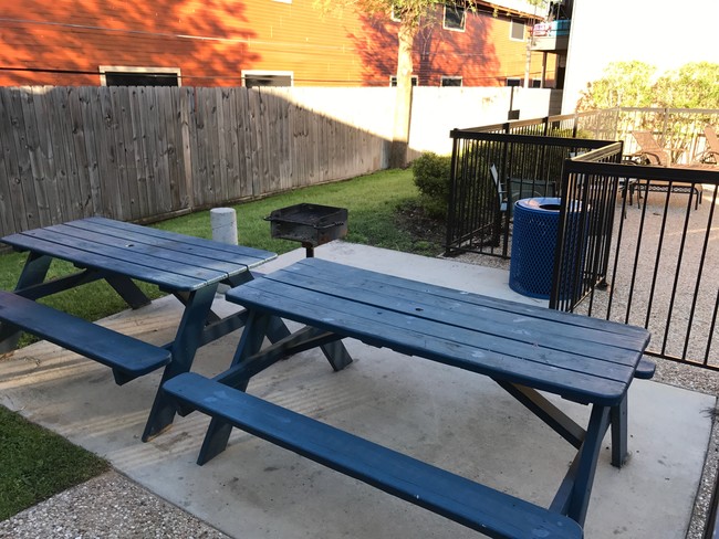 PICNIC AREA WITH BBQ GRILL - Ventura Apartments