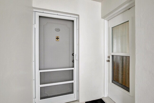 Foto del edificio - 2555 NE 11th St