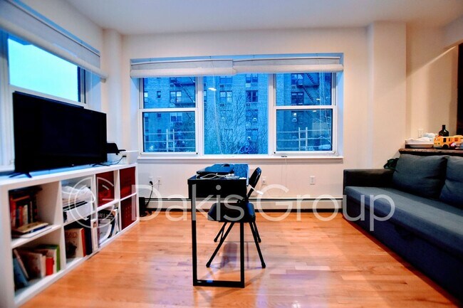 Foto del edificio - 25-44-44 Crescent St
