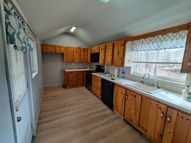 Foto del edificio - PRIVATE, COZY 2-3 BDRM 1.5 BATH HOME W/ HU...