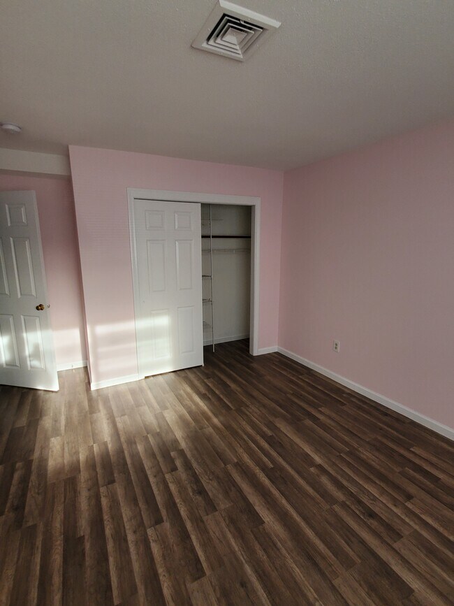 Foto del edificio - 403 Cypress Rd