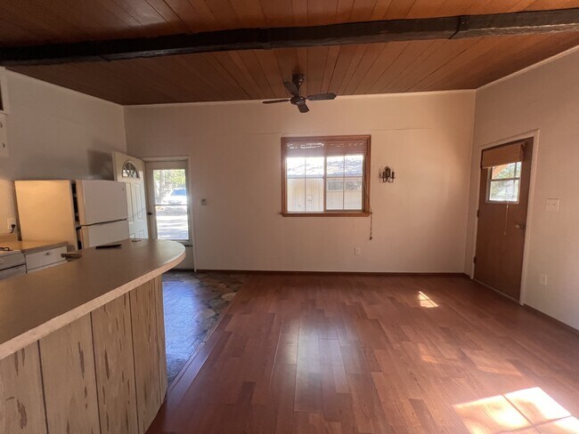 Foto del edificio - 12524 Valley View Rd