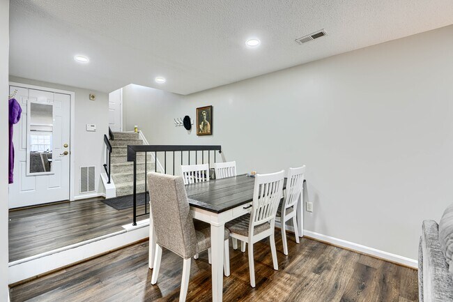 Foto del edificio - 4820 Dorsey Hall Dr