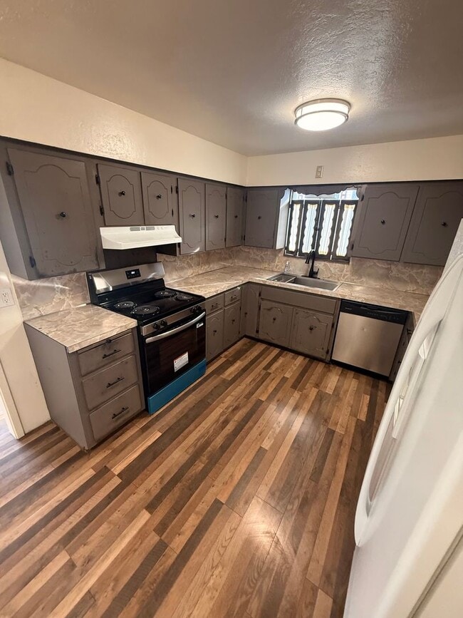 Building Photo - Charming  2 Bed 1 Bath Close to downtown and 1.9 miles to Sky Lakes Medical Center and Oregon Tech