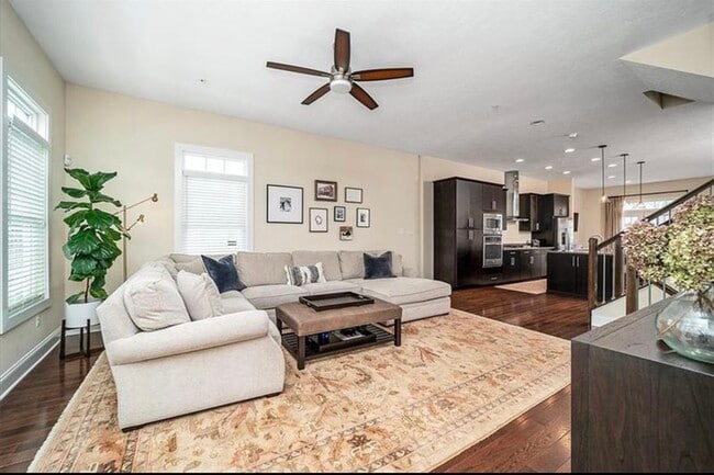 Building Photo - 323 Osona Ln