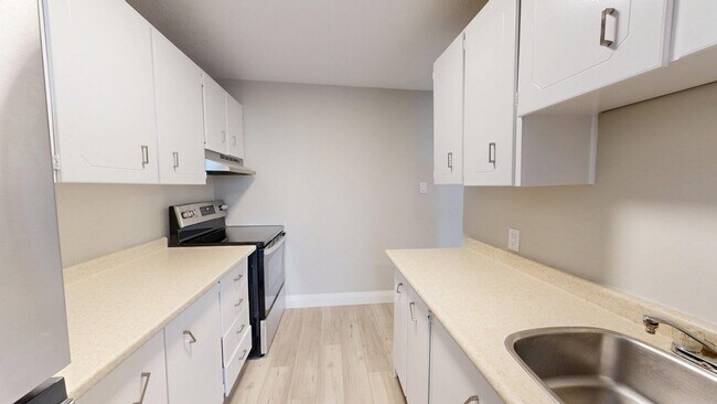 Building Photo - RENOVATED TWO BEDROOM UNIT WITH UNDERGROUN...
