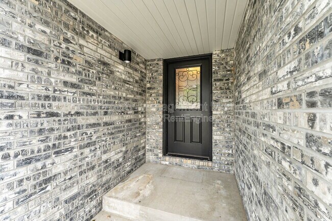 Building Photo - 825 Trial Point
