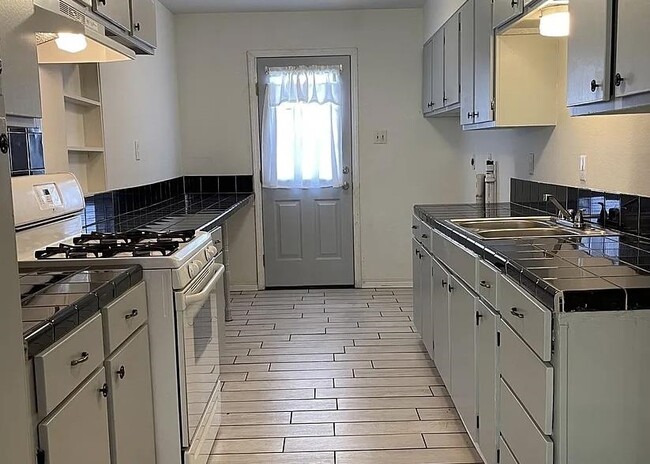 Building Photo - 699 Banyan Ct
