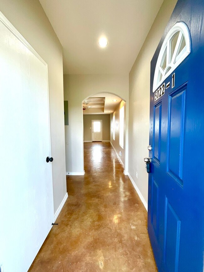 Foto del edificio - **APPLICATION RECEIVED** **MOVE IN SPECIAL** Spacious 3 Bedroom 2.5 Bath Townhome!