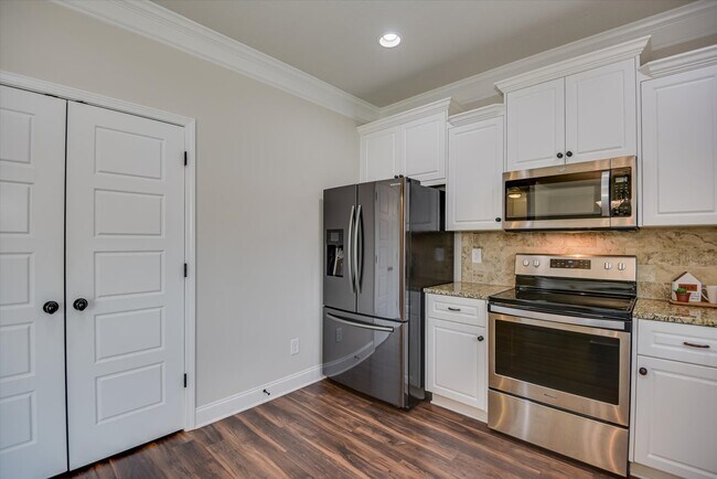 Building Photo - 1030 Swan Ct