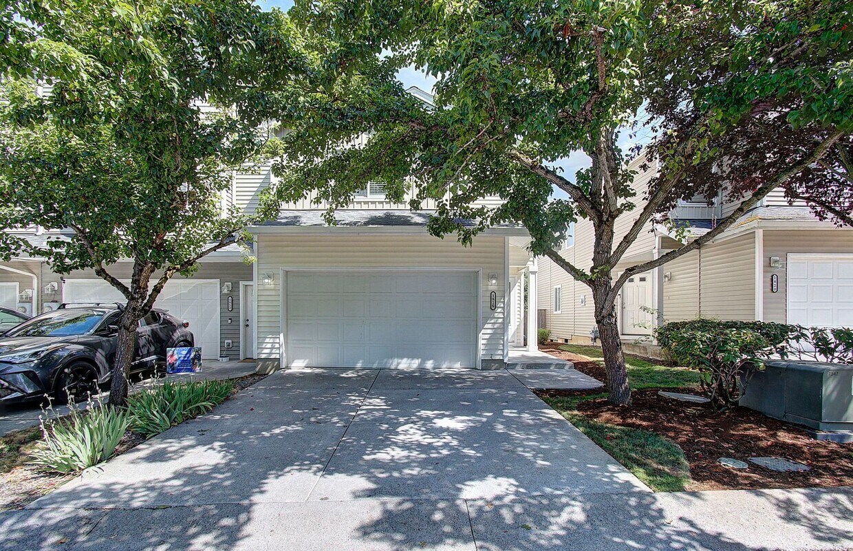 Primary Photo - Beautiful Townhome- 3 Bedrooms
