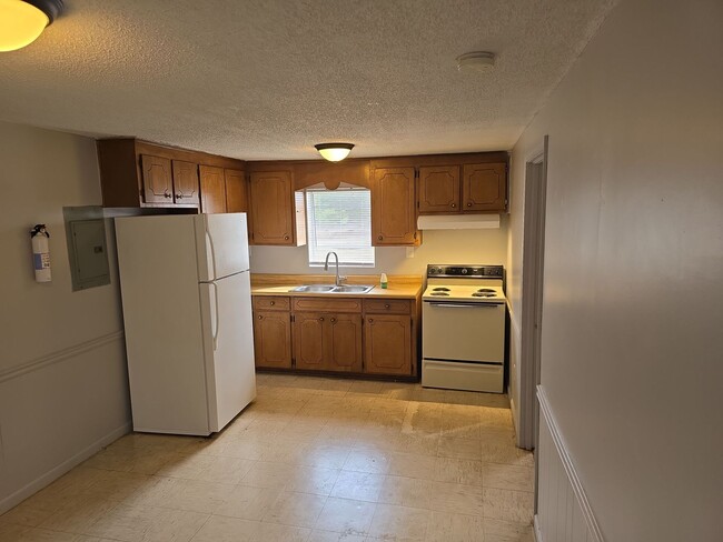 Building Photo - 2 bedroom 1 bath apt across from Midlands ...