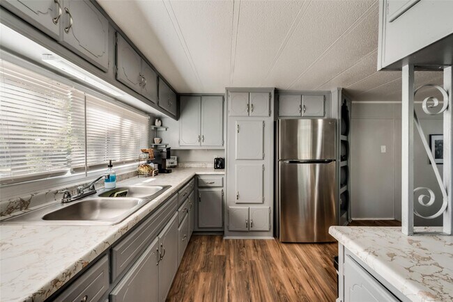 Building Photo - 1253 Lindale Terrace