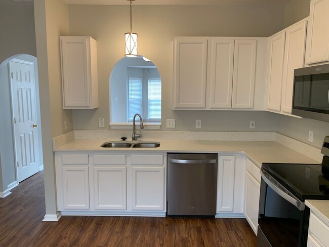 Foto del edificio - Renovated 2 Bed, 1.5 Bath Townhome w/ Comm...