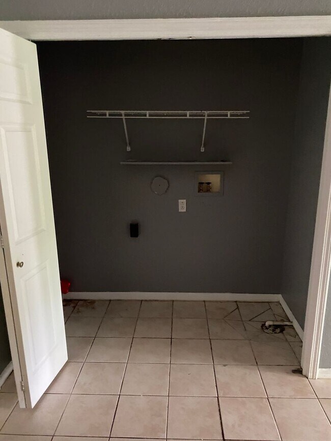 Building Photo - 4 Bedroom Townhome!