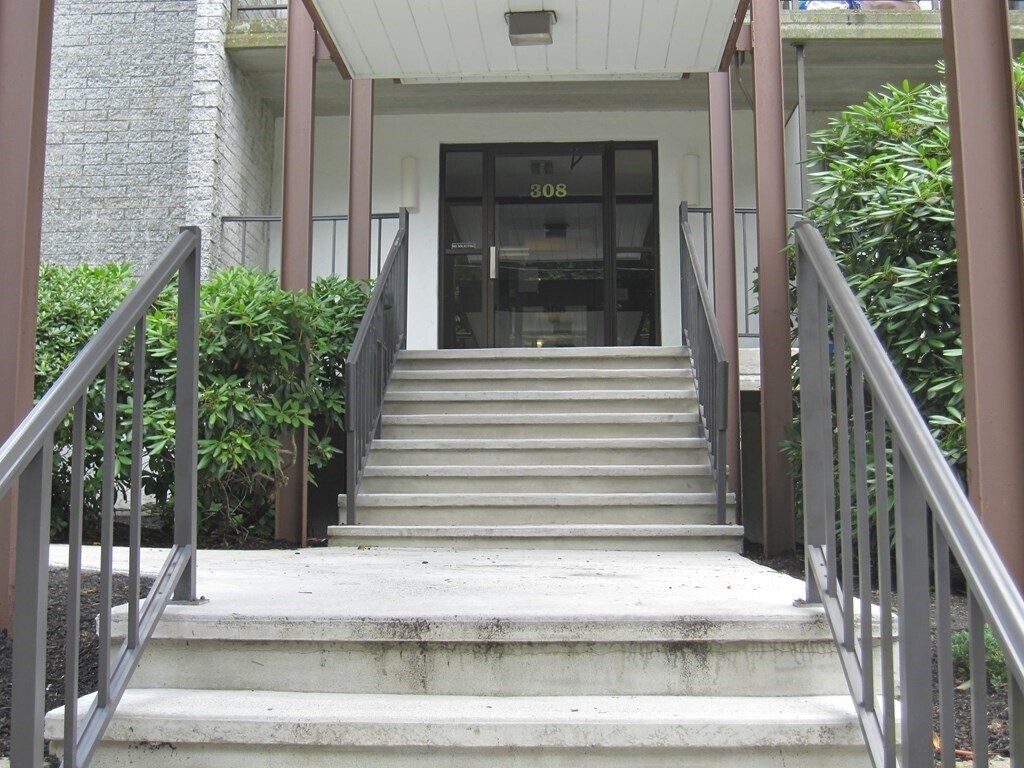 Primary Photo - 308 Quarry St