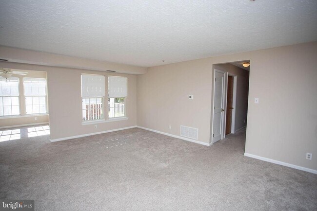 Foto del edificio - 19 Inverness Cir