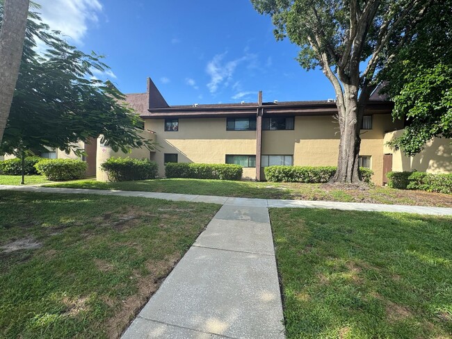 Building Photo - 2 BR / 2 BA Ground-Floor Condo | Screened ...