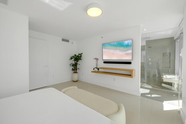 Foto del edificio - 3739 Collins Ave