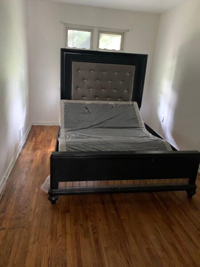 Queen size sleigh bed w/ adjustable bed base and solid wood floors - 1156 E 223rd St