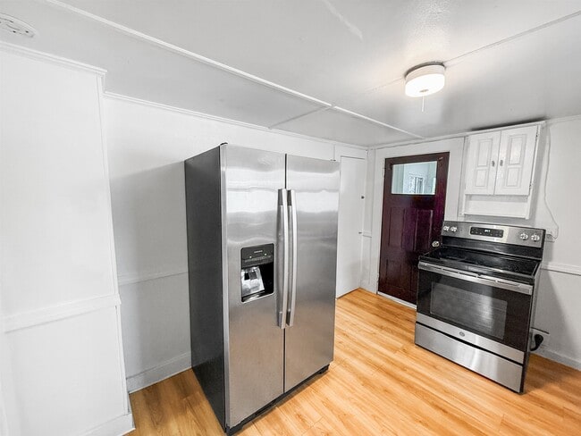 Building Photo - 230 King St