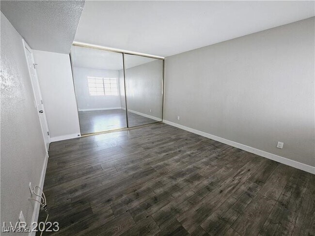 Foto del edificio - 1405 E Vegas Valley Dr