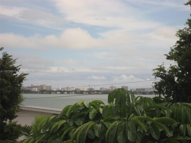 Foto del edificio - 1801 S Treasure Dr