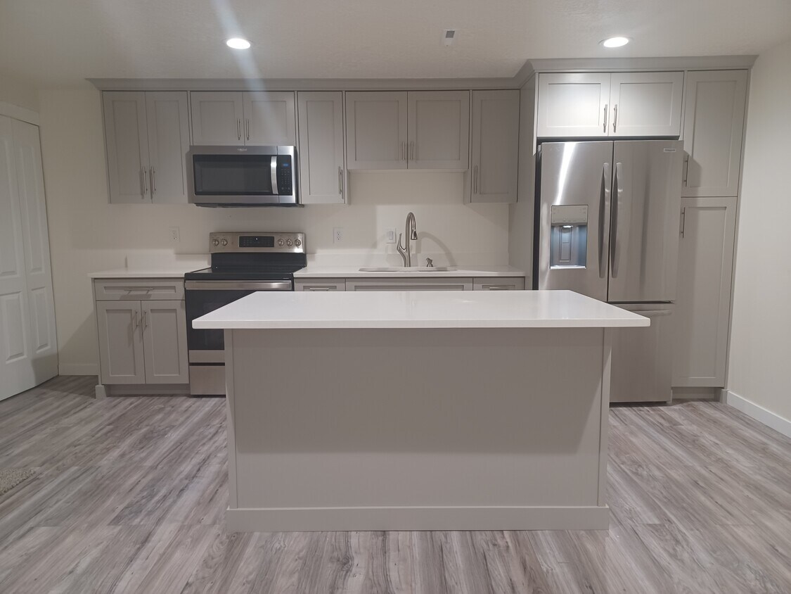 full kitchen - 3504 Willy Way
