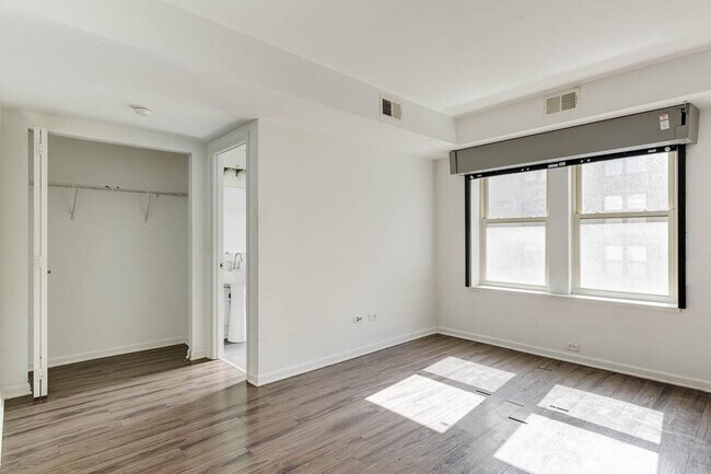 Building Photo - 1 Bedroom in Edgewater/North Uptown